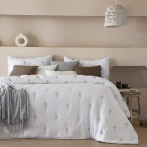 Colcha bouti bordada con fundas de cojín