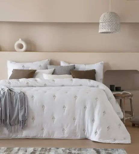 Colcha bouti bordada con fundas de cojín