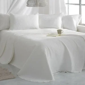 Colcha ligera blanca con fundas de almohada